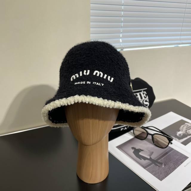 Miumiu缪缪羊羔毛桶帽 完全是超级完美的诠释了甜酷风 简直太爱了 上头性感又帅气 双双在线 没有哪个女孩子拒绝的了毛绒绒的单品哦